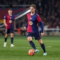 世体：德容缺席今天巴萨的合练，不会参加与瓦伦西亚的比赛